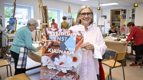 <p>Direktorin Annette Meburger zeigt das neue, moderne Werbematerial von „K4“: Der neue Name und der Imagewechsel wurden vom gesamten Team vorbereitet und der Realität des Schulalltags angepasst.</p>