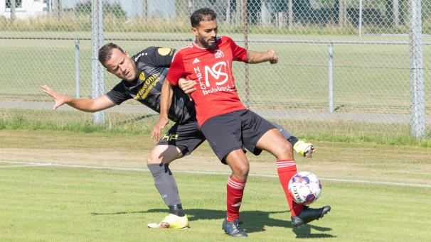 <p>Zweimal sicherten sich Mehdi Zinoune (rechts, gegen Walhorns Benoit Laschet) und die Honsfelder auswärts schon ein Remis – in St.Vith pocht Trainer Pascal Jost auf zwei Punkte mehr.</p>