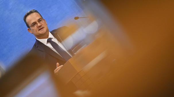 <p>Ministerpräsident Oliver Paasch bei seiner Regierungserklärung im Parlament. Am kommenden Montag diskutiert das Parlament darüber.</p>