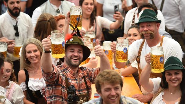 <p>Gäste feiern im Hofbräu Festzelt nach dem Anstich beim 190. Münchner Oktoberfest.</p>