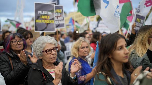 <p>Demonstranten klatschen während einer pro-palästinensischen Demonstration in Lissabonund fordern Frieden.</p>