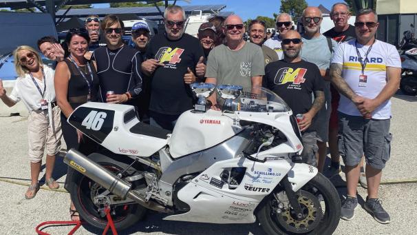<p>WRT64 feiert in Le Castellet mit den mitgereisten Fans.</p>