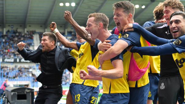 <p>Union im Glück: Mit seinem späten Tor sorgte Rob Schoofs (Mitte) für Ekstase bei Team und Trainer.</p>