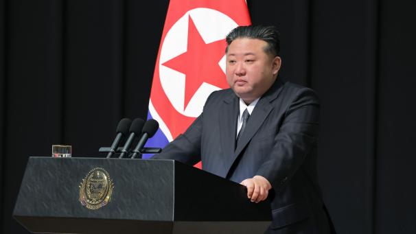 <p>Diese von der staatlichen nordkoreanischen Nachrichtenagentur KCNA Ende August zur Verfügung gestellte Aufnahme zeigt den nordkoreanischen Machthaber Kim Jong Un, während er den Familien der im Kampf auf russischer Seite gegen die Ukraine getöteten Soldaten in Pjöngjang sein Beileid ausspricht.</p>