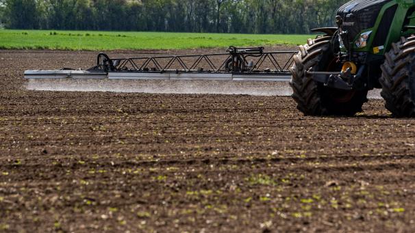 <p>Ein Traktor mit einem GPS-Lenksystem bringt auf einem Acker Pflanzenschutzmittel aus.</p>