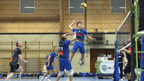 <p>Ein nervenaufreibendes Duell lieferten sich am Wochenende die N3-Herren von Sporta gegen den VBC Herstal.</p>