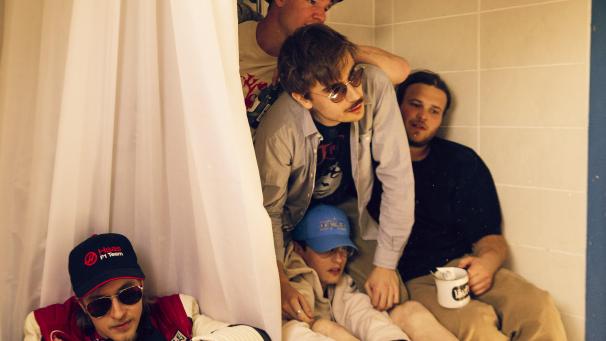 <p>Zu Packy’s Johnnyhof, hier in der Dusche, gehören Tom Bildstein (Gesang - „ein großes Wort“), Tim Kaiser (Gitarre), Noah Lauer (Keyboard, Gesang), Luca Jost (Schlagzeug), Chris von Borstel (Bass) und Pascal Arimont (Gitarre).</p>