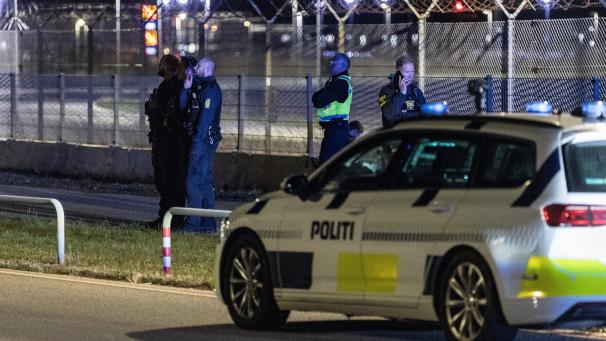 <p>Dänische Polizisten patrouillieren am Flughafen in Kopenhagen.</p>
