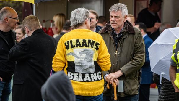 <p>Filip Dewinter (rechts) bei einer Parteiveranstaltung in Turnhout</p>