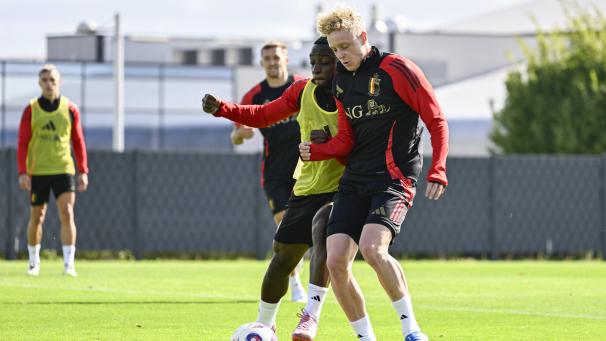 <p>Trainingseinheit der Roten Teufel in Tubize: Joaquin Seys im Duell mit Jérémy Doku</p>