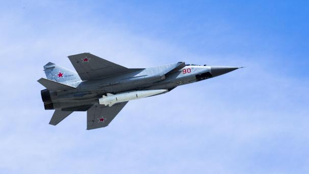 <p>Ein Mikoyan MiG-31 Abfangjäger der russischen Luftwaffe fliegt bei der russischen Militärparade zum Tag des Sieges beladen mit einer Kh-47M2 Kinzhal Überschall-Ballistikrakete durch die Luft.</p>