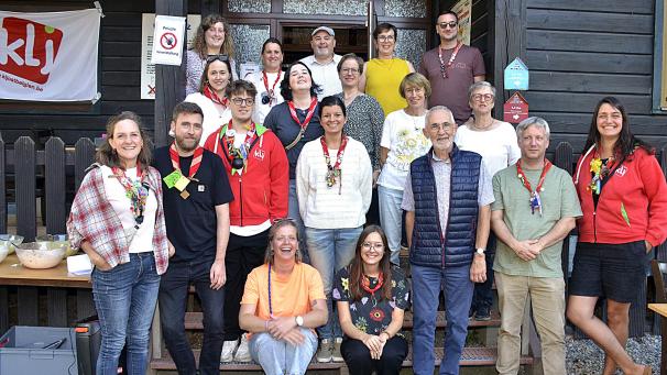 <p>Gruppenfoto mit den ehemaligen hauptamtlichen Mitarbeitern an der Skihütte. Vorne sitzt die aktuelle Bezirksleiterin Lena Barth aus Kelmis (Zweite von links).</p>