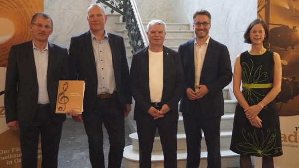 <p>Von links nach rechts: Herausgeber und Autor Carlo Lejeune, Direktor Luc Marly, Kulturminister Gregor Freches, Präsident der Interkommunalen Musikakademie Daniel Hilligsmann und die beigeordnete Leiterin der Akademie und Mitautorin Aline Beckers</p>
