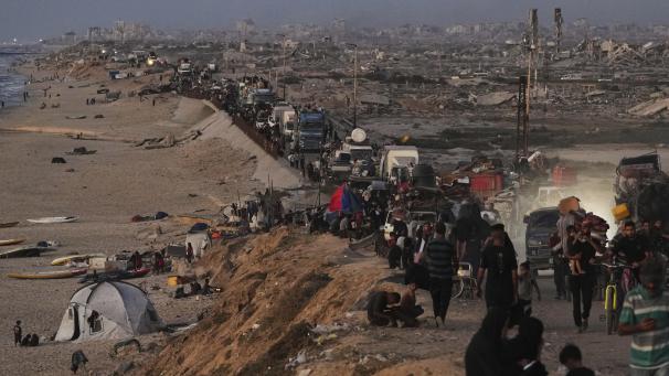<p>Vertriebene Palästinenser fliehen aus dem nördlichen Gazastreifen entlang der Küstenstraße in Richtung Süden.</p>