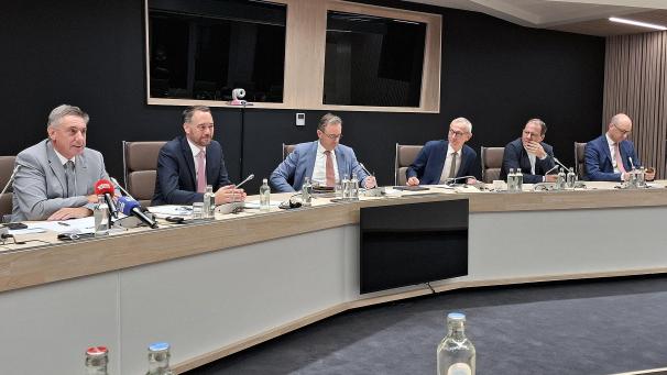 <p>Regierungschef De Wever (Dritter von links) und seine fünf Vizepremiers Jan Jambon, Maxime Prévot, Frank Vandenbroucke, David Clarinval und Vincent Van Peteghem (von links) sind sich über den einzuschlagenden Kurs nicht einig.</p>