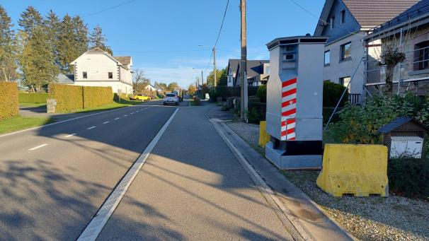<p>Mehrmals pro Jahr lässt die Polizeizone Eifel das sogenannte Lidar-Gerät aufstellen, so zum Beispiel in Weywertz.</p>