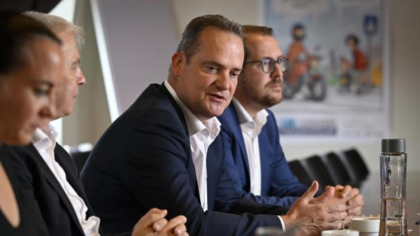 <p>Die Regierung der DG bei einer Pressekonferenz</p>