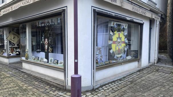 <p>Während den Karnevalssessionen dekorieren die Mitglieder der Micky-Mäuse die Schaufenster des „Haas Casino“ mit Erinnerungsstücken aus ihrer Vereinsgeschichte.</p>