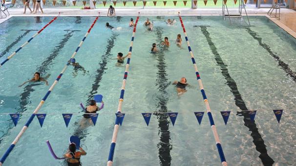 <p>Seit September ist im Wetzlarbad wieder Schulschwimmen angesagt. Wöchentlich lernen hier 500 bis 600 Schüler das Schwimmen.</p>