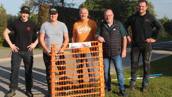 <p>Viele ehrenamtliche Helfer im Einsatz. Hier eine Mannschaft beim Aufstellen der sogenannten „No Cuts“.</p>