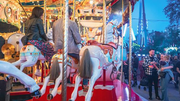 <p>Groß und Klein kommen bei der Lütticher Oktoberkirmes auf ihre Kosten.</p>