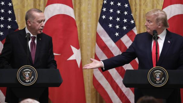 <p>Donald Trump (rechts) Recep Tayyip Erdogan (links) geben eine gemeinsame Pressekonferenz im East Room des Weißen Hauses.</p>