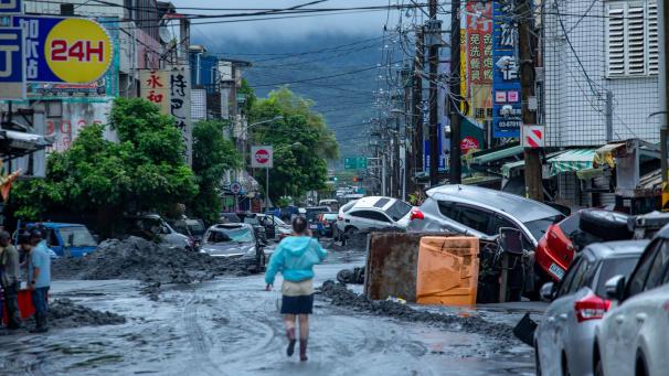 <p>Ein durch einen Erdrutsch aufgestauter See in der Gemeinde Guangfu in Hualien hat katastrophale Überschwemmungen ausgelöst, bei denen mindestens 14 Menschen ums Leben kamen und Dutzende vermisst werden.</p>