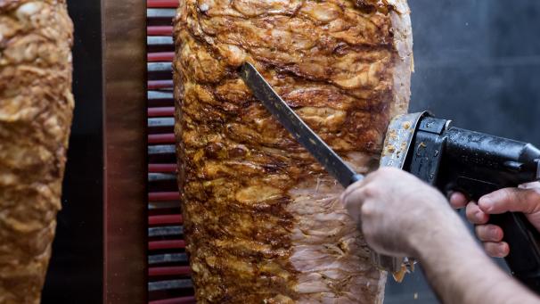 <p>Dönerspieße drehen sich in einem Imbiss.</p>