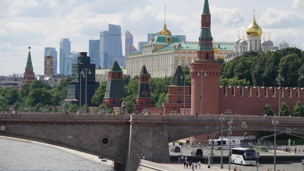 <p>Von der Moskwa aus sind hinter der Brücke der Kreml und das Hochhaus- und Geschäftsviertel Moskwa City (Hintergrund) zu sehen.</p>