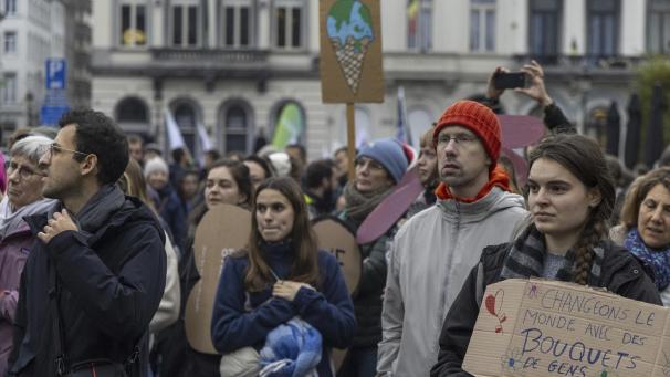 <p>Klimamarsch in Brüssel: Bereits im vergangenen Jahr zogen Tausende für Klima, Frieden und soziale Gerechtigkeit durch die Straßen der Hauptstadt – wie hier am 10. November 2024. Auch am 5. Oktober 2025 ruft die belgische Klimakoalition wieder zu einer Großdemonstration auf.</p>