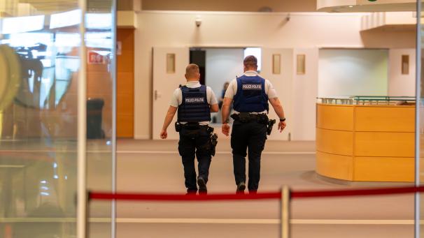 <p>Der Prozess gegen den mutmaßlichen Drogenboss Flor Bressers wurde nach mehreren Befangenheitsanträgen auf den 12. November vertagt. Zuvor war es zu Handgreiflichkeiten zwischen Polizei und Anwälten gekommen.</p>