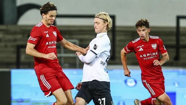 <p>Mark Müller (r.) beim 3:3 der AS Eupen in Lokeren.</p>