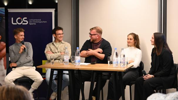 <p>Unter der Moderation von Christophe Ramjoie (Mitte) diskutierten Arne Janssens, Thierry Neuville, Marie Benoît und Loredana Humartus (v.l.n.r.) über ihren Karriereweg, den Umgang mit Rückschlägen oder die Rolle der sozialen Medien.</p>