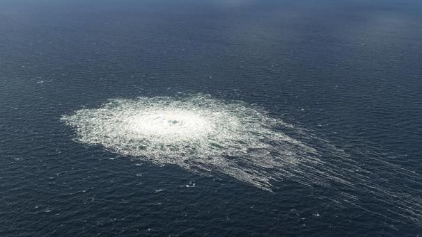 <p>Das vom dänischen Verteidigungskommando zur Verfügung gestellte Foto zeigt das Nord-Stream-2-Gasleck in der Nähe von Bornholm aus der Luft.</p>