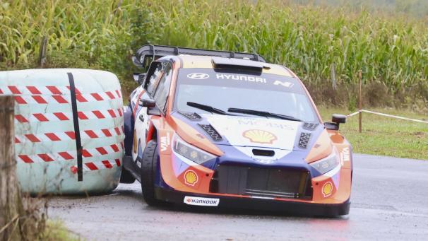 <p>Die Star-Mannschaft Neuville-Wydaeghe gab im Werks-Hyundai kräftig Gas beim Shakedown.</p>