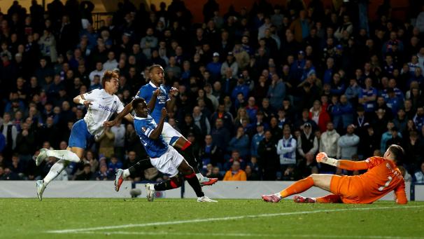 <p>Oh Hyeon-Gyu (l.) von Genk erzielt das Tor für seine Mannschaft während des Europa-League-Spiels im Ibrox Stadium in Glasgow.</p>