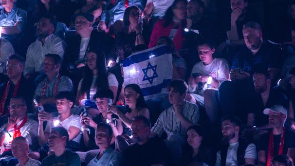 <p>Musikfans halten israelische Fahnen beim Auftritt von Yuval Raphael beim zweiten Halbfinale des 69. Eurovision Song Contests in der Arena St. Jakobshalle in Basel.</p>
