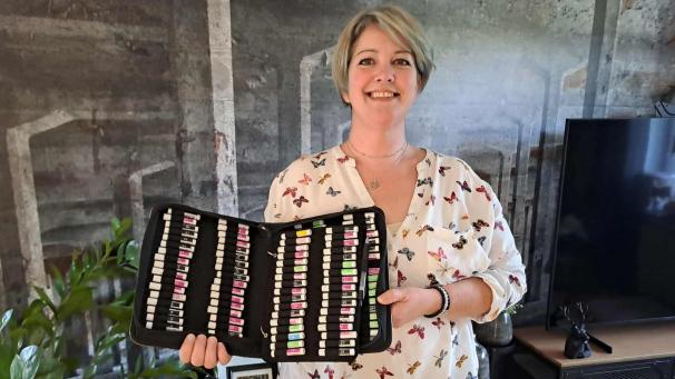<p>Leslie Conrath bringt ihr „Testköfferchen“ mit zahlreichen Düften mit zu „Männerversum“.</p>