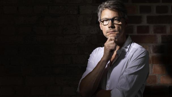<p>Christoph Sieber: „Früher haben wir Kabarettisten die Welt auf den Kopf gestellt. Das ist heute nicht mehr nötig, die Welt steht schon auf dem Kopf.“</p>
