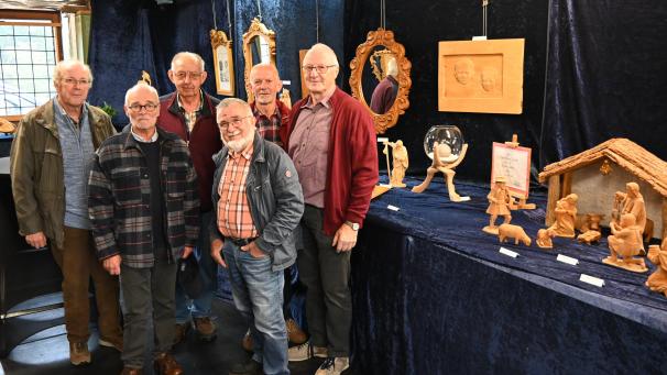 <p>Die Schnitzgruppe, bestehend aus (v.l.n.r.) Albert Schäfer, François Boulanger, Norbert George, Joseph Hennes, Hubert Justen und Erich Mertes, stellt in den kommenden Tagen ihre Werke in Hünningen aus.</p>