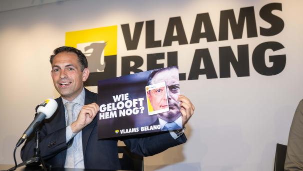 <p>Der Vlaams Belang (Bild: Parteichef Tom Van Grieken) steht in der Gunst der flämischen Wähler wieder ganz vorne.</p>