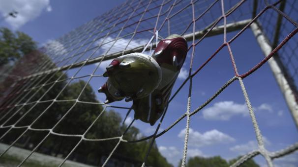 <p>Ein Sport im Schatten unschöner Szenen: Zwei Vorfälle im Regionalfußball mit ostbelgischer Beteiligung haben Diskussionen ausgelöst – darunter Entgleisungen eines Linienrichters gegen Olympia Recht.</p>