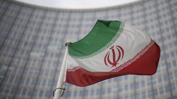 <p>Dieiranische Nationalflagge weht vor dem Gebäude der Internationalen Atomenergiebehörde (IAEA) in Wien.</p>