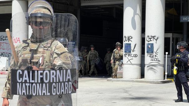 <p>Soldaten der kalifornischen Nationalgarde stehen am Gebäude einer Bundesbehörde (USCIS Los Angeles Field Office). Wegen der Migrationsproteste hatte Präsident Trump Tausende Soldaten nach Los Angeles entsandt.</p>