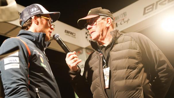 <p>Der virtuelle Sieger der EBR, Thierry Neuville (links), im Interview am Samstagabend auf dem Podium in St.Vith</p>