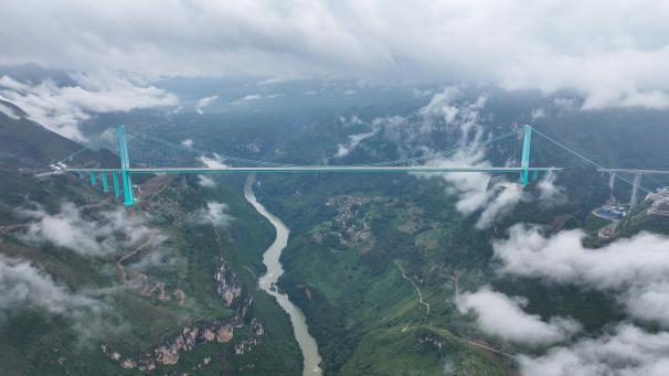 <p>Der Bau des Mega-Infrastrukturprojekts dauerte drei Jahre. Die Kosten belaufen sich laut Berichten chinesischer Staatsmedien auf über zwei Milliarden Renminbi (rund 240 Millionen Euro).</p>