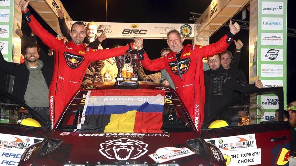 <p>Jos Verstappen (r.) feiert mit Co-Pilot Renaud Jamoul und seinem Team den Titelgewinn.</p>