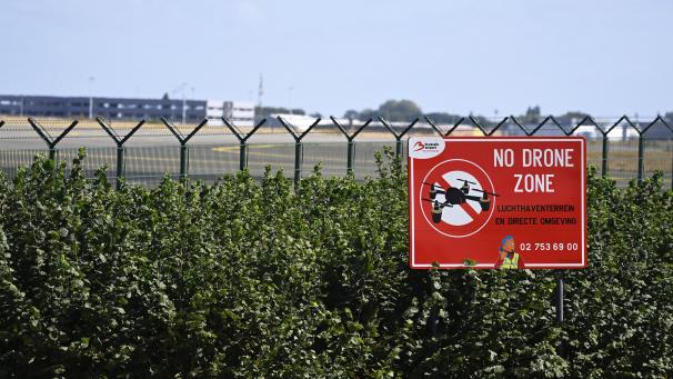 <p>Warnschild am Flughafen Brüssel: Über dem Gelände gilt eine strikte „No-Drone-Zone“.</p>