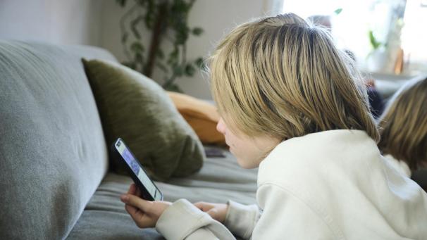 <p>Kinder wachsen heute selbstverständlich mit Smartphone, Games und Social Media auf – die kostenlosen Online-Kurse sollen Eltern helfen, Chancen und Risiken besser einzuschätzen</p>