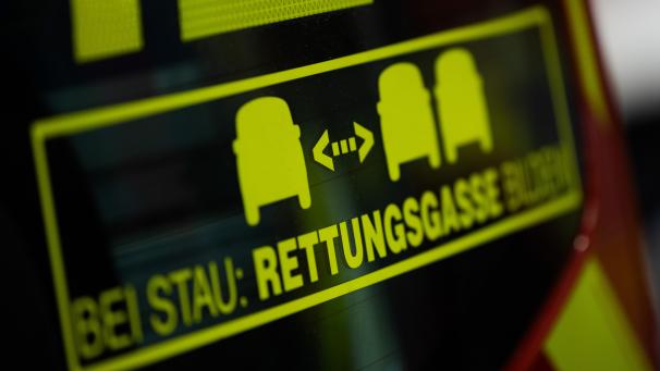 <p>Studie lässt aufhorchen: 50 Prozent der Autofahrer in Belgien bilden Rettungsgasse falsch.</p>